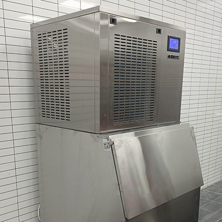 300公斤雪花制冰機(jī)大款交付甘肅張掖某火鍋店