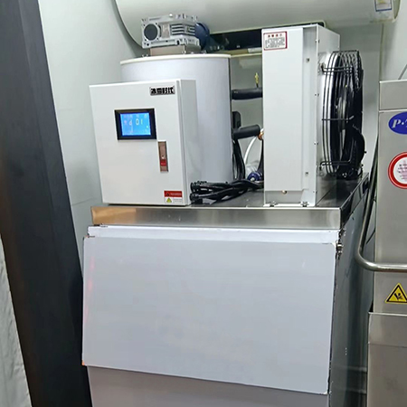 300公斤片冰機(jī)交付青海西寧某連鎖火鍋