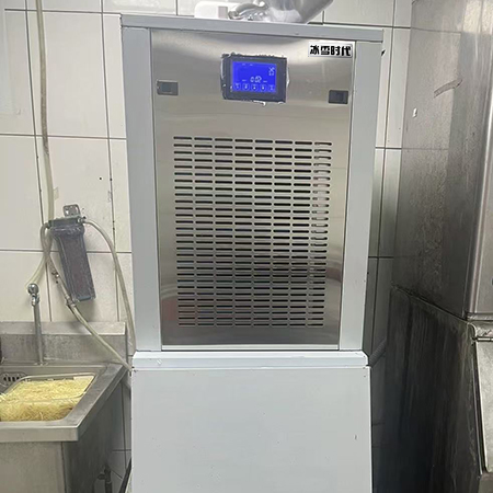 300公斤雪花制冰機(jī)交付鄭州某三文魚刺身店