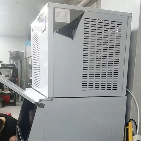 300公斤雪花制冰機(jī)交付重慶某火鍋店